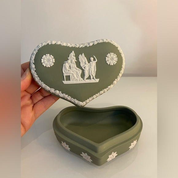 Wedgwood Sage Green Jasper Heart Trinket Jewelry Box...or best offer! - Picture 3 of 8